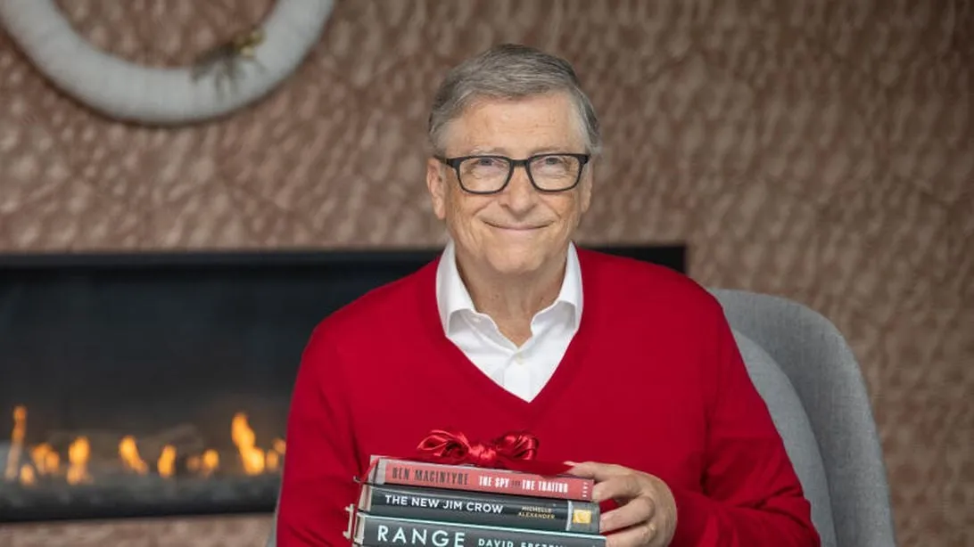 Bill Gates segurando o livro Range, de David Epstein, na sua lista de leituras