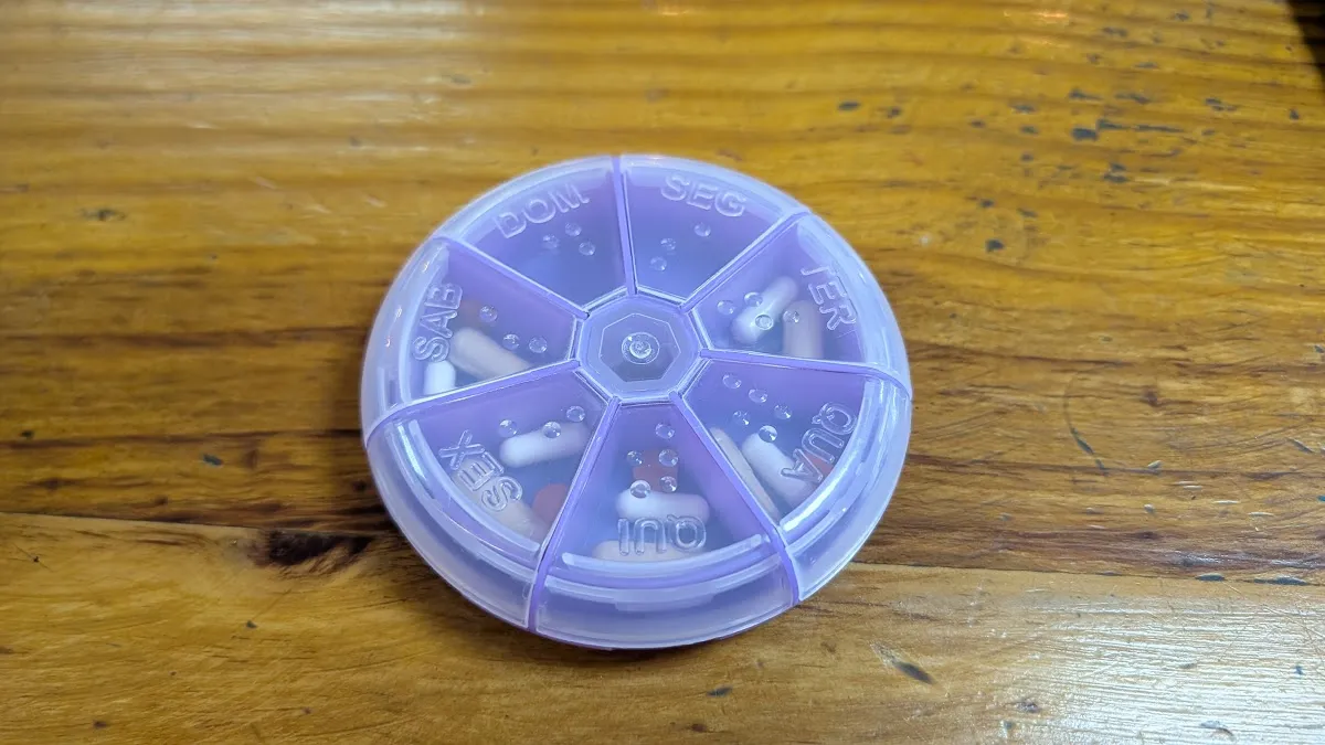 A caixinha de remédios com os 7 dias da semana