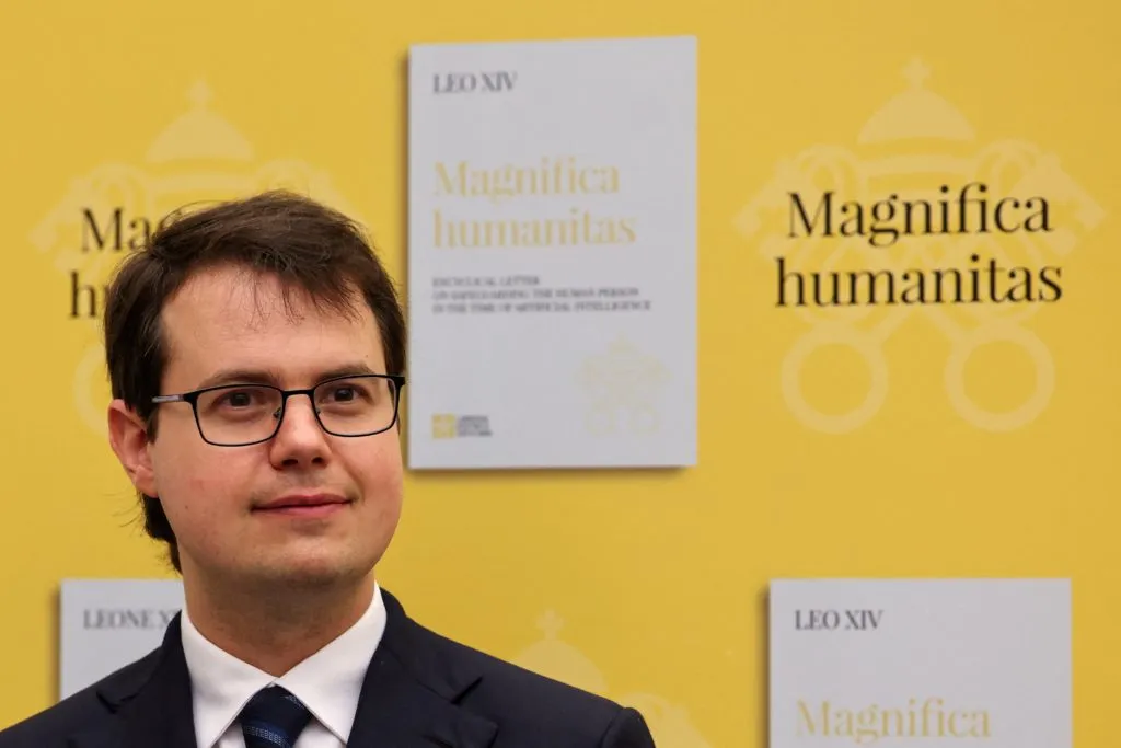 Chris Olah, cofundador da Anthropic, ao lado do Papa Leão XIV na apresentação da encíclica "Magnifica Humanitas" no Vaticano, 25 de maio de 2026. Foto: Yara Nardi / Reuters via OSV News