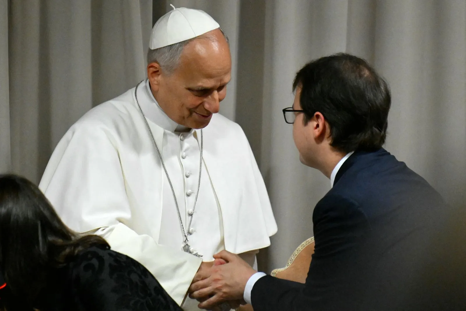 O Papa Leão XIV com Chris Olah, cofundador da Anthropic, no Vaticano. Foto: Alberto Pizzoli/AFP/Getty Images