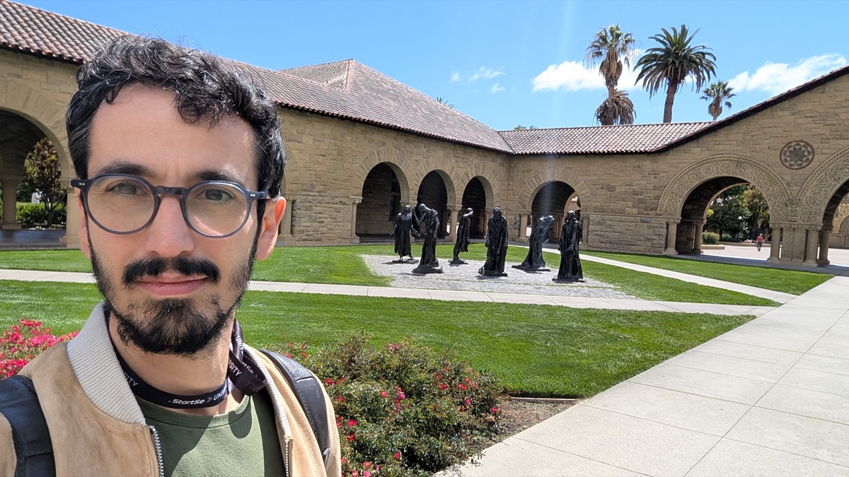 Selfie no pátio de Stanford, com as esculturas de Rodin ao fundo