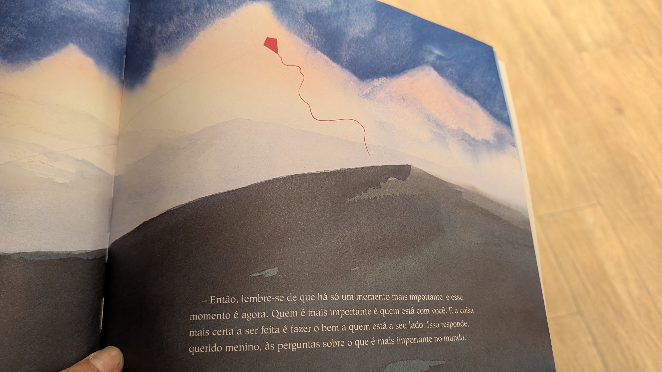 A página final do livro, com a pipa vermelha